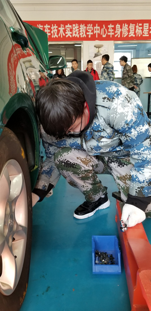 我校举办首届“车身修复标星考核”大赛