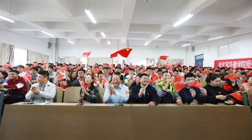 我校师生通过多种形式收听收看庆祝中华人民共和国成立70周年大会阅兵式和群众游行直播盛况