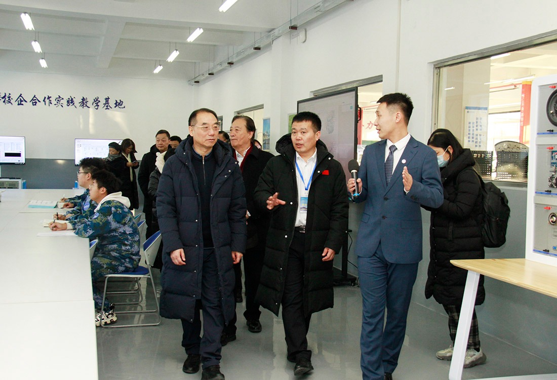中国教育发展战略学会参访团莅临williamhill体育参观调研
