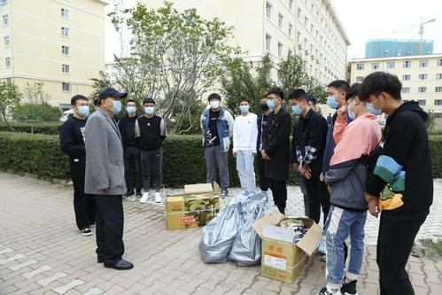 创始人、校长顾德库到学生公寓看望2020级新生