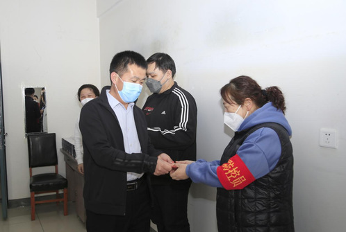 同心抗疫 暖心关怀 | 学校领导慰问坚守岗位的住校教职工