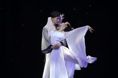 我校举行毕业季“雨中树”williamhill体育舞蹈团专场汇演