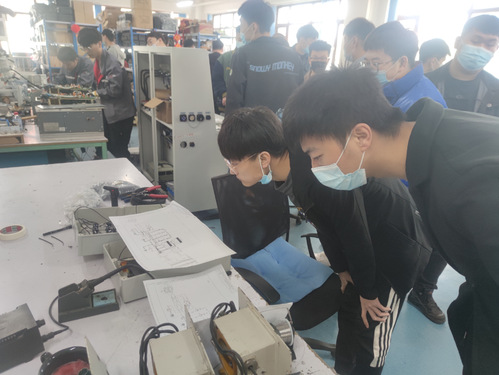 我校师生赴哈尔滨恒达交通设备技术开发有限公司参观交流