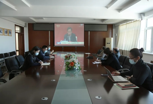 学校党委组织观看党的十九届六中全会精神新闻发布会