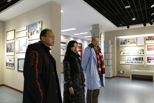 哈尔滨市中国人民抗日战争暨世界反法西斯战争研究会会长杨惠春、理事杨晓哲来校参观交流